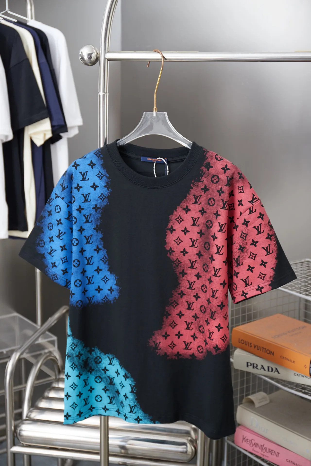 🅿️190 1V 25SS early spring new style Colorful digital LV lettering short sleeves Light luxury essential item for daily commuting for men and women Correct version Welcome to compare Detailed features · 320g 100% pure cotton double yarn jersey fabric · Special thickened 32 pieces of double-strand 1X1 thread in the same cylinder custom dyeing · Positioned color digital LV lettering printing · Double needle stitching and cross-stitching technology · Original main mark, washed tag, brand moisture-proof paper packaging Color: black/white Size: S/M/L/XL